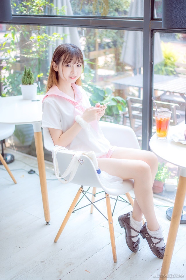 “下去吧，让人通知文和先生过来。”吕布靠在椅靠上，淡然道。